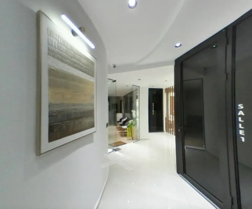 Couloir et salles de soins de la German Dental Clinic